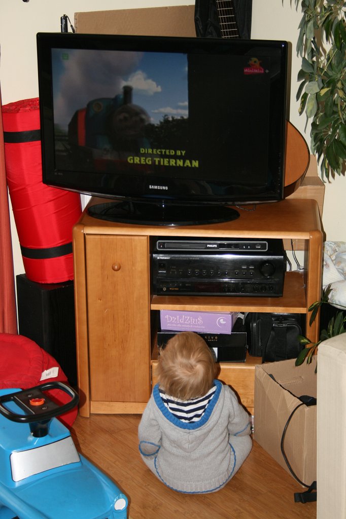 IMG_5071.JPG - Adaś ogląda TV