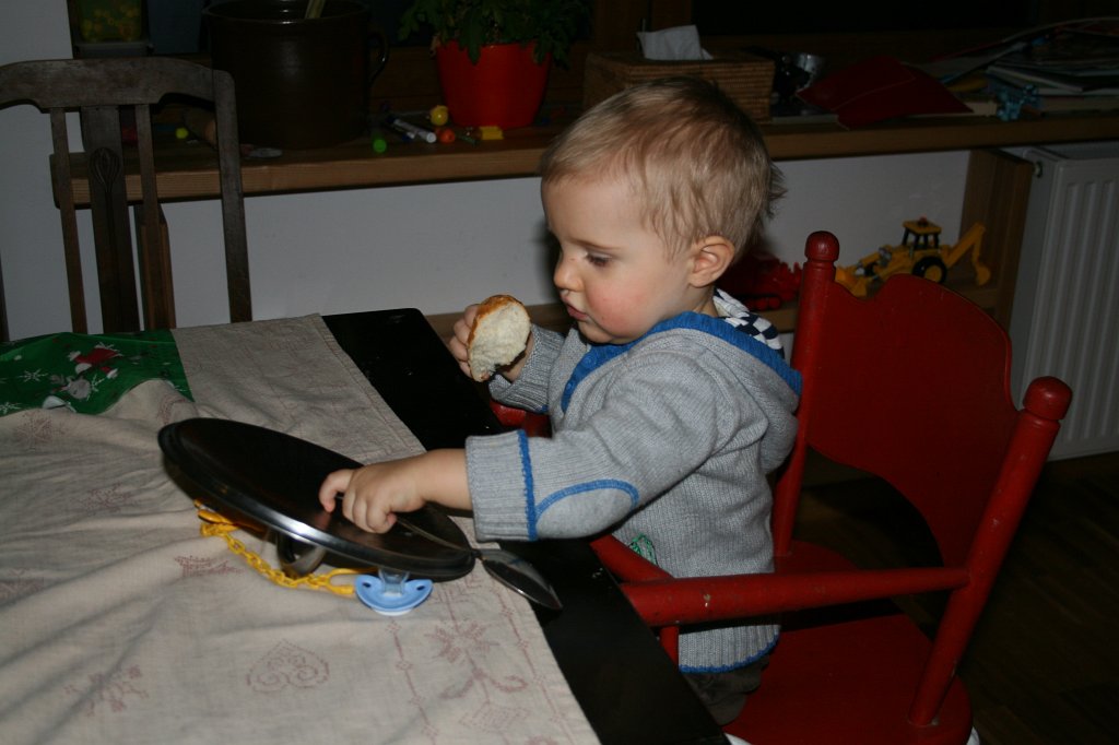 IMG_5322.JPG - Adaś . . . jak ma bułę, to zadowolony :)