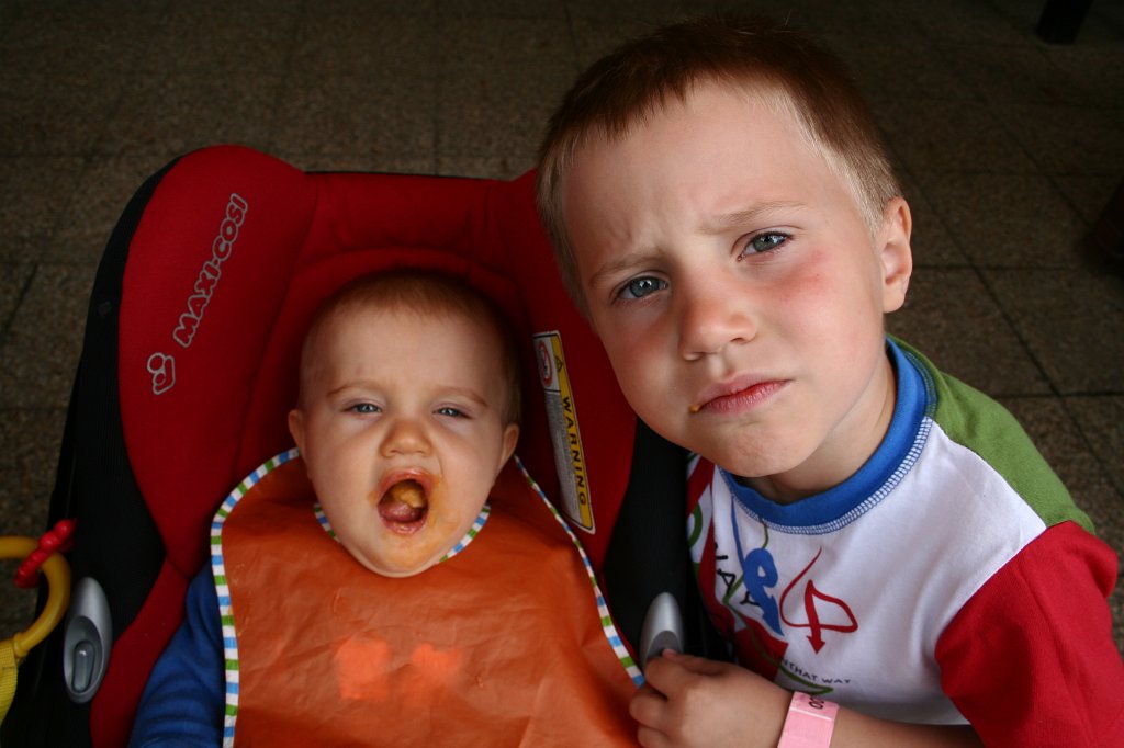 IMG_7534.JPG - Obaj nie są przekonani do adasiowego słoiczka :)