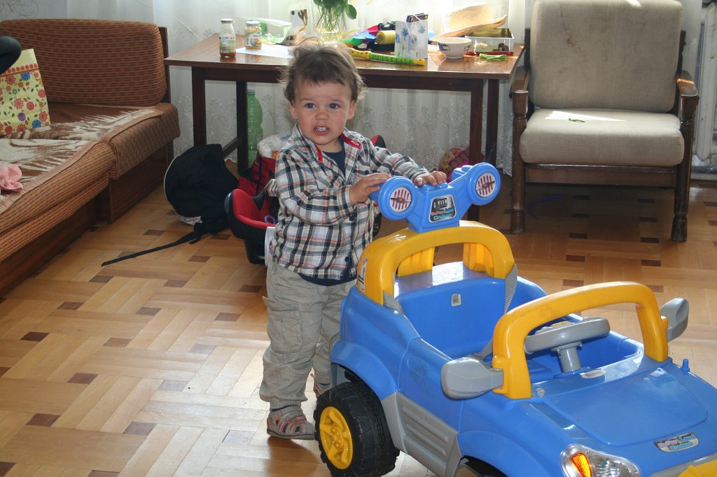 IMG_7600.JPG - Mały Malin dorwał samochodzik . . .