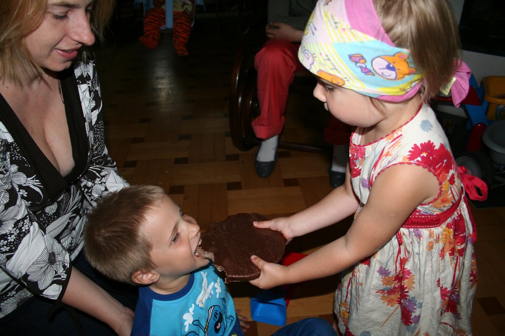 IMG_7624.JPG - Co niektórzy goście dostąpili zaszczytu ukąszenia torcika :)