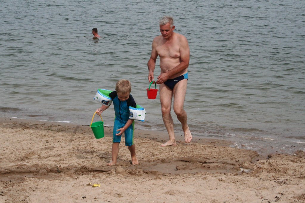 IMG_8864.JPG - Chłopaki noszą wodę do rzeki