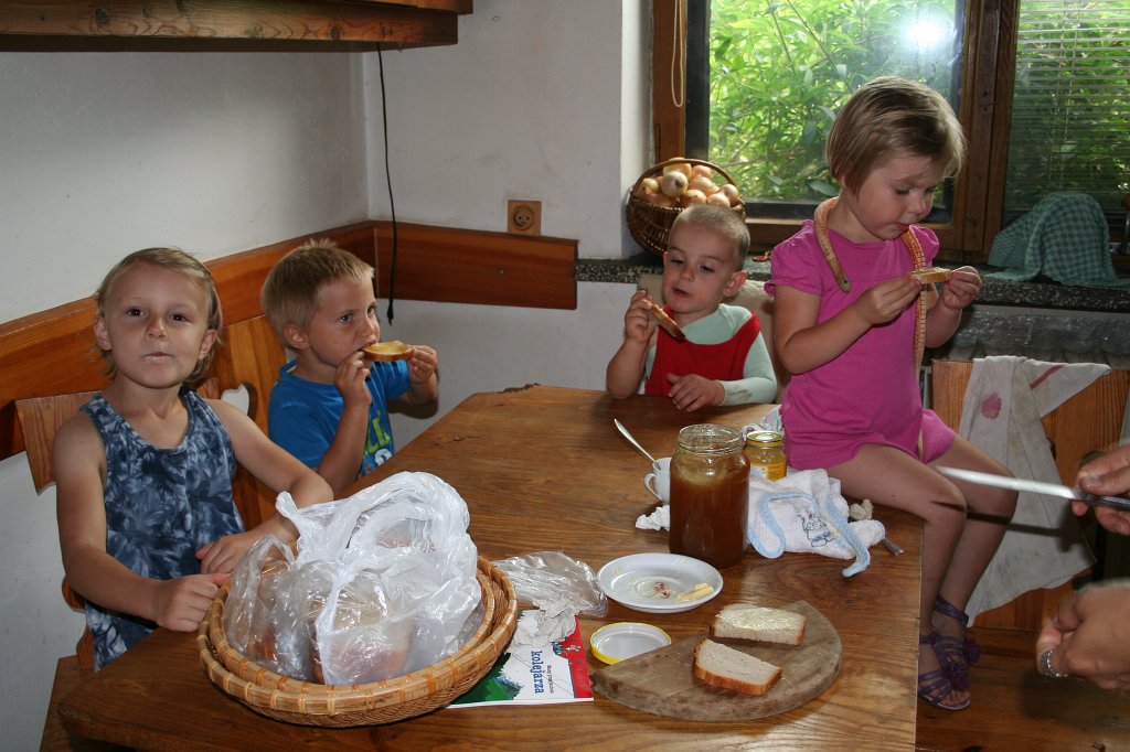 IMG_9212.JPG - Dzieci zajadają się kanapkami z miodem