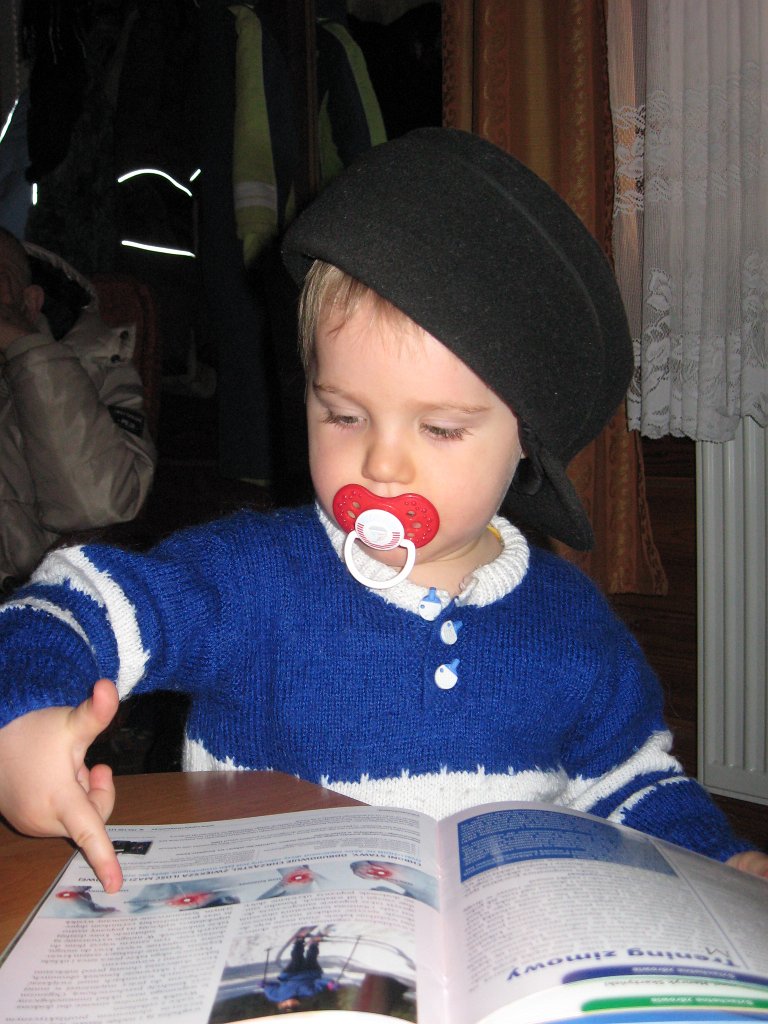 IMG_0532.JPG - Adaś w czapce czyta prasę uzdrowiskową