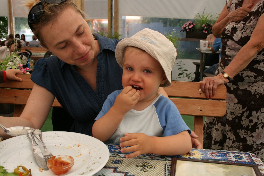 IMG_6852.JPG - Adaś wsuwa papryczkę :)