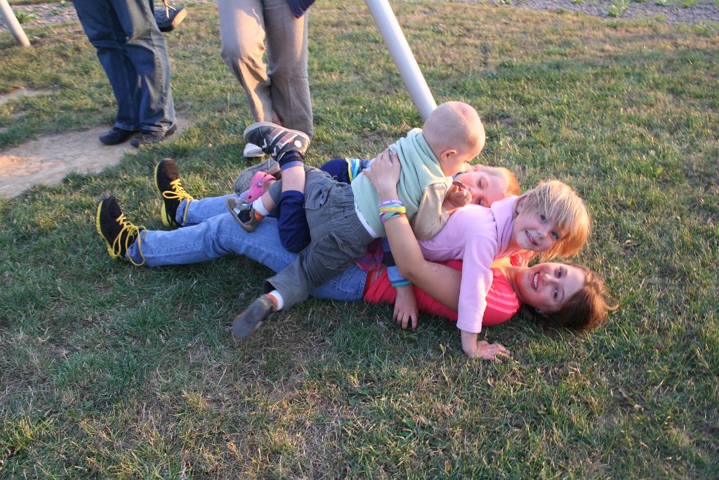 IMG_0207.JPG - Wszystkie dzieci kochają Wiktorię :)