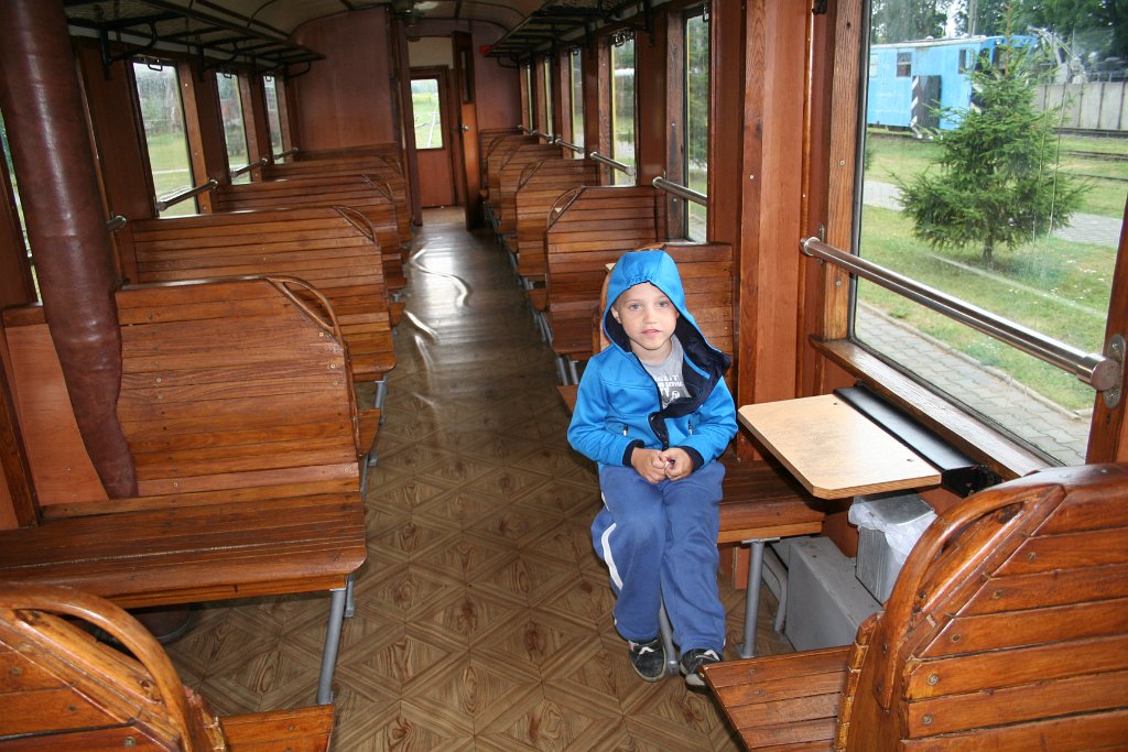 IMG_9608.JPG - Wewnątrz wąskotorówki