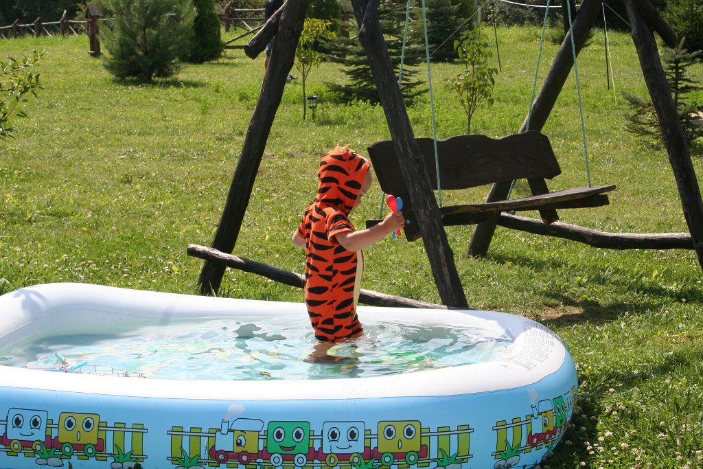 IMG_9702.JPG - Ubranko nie przeszkadza w brodzeniu po basenie