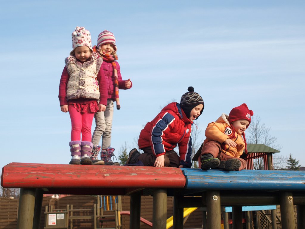 2014-02-25_P2258630.jpg - Dzieci na dachu pociągu