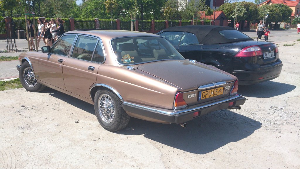 DSC_0833.jpg - Bardzo ładne auto na kryzys wieku średniego, a obok niego stoi fajny Jaguar :)