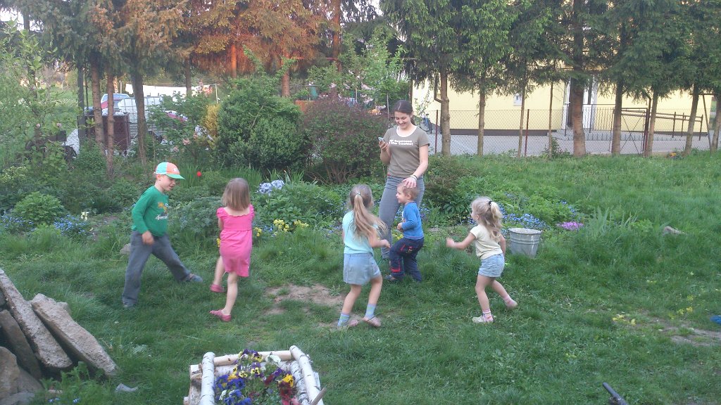 DSC_0774.jpg - Dzieci bawią się z Wiktorią