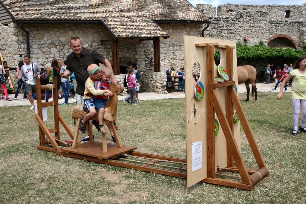 2014-06-20_11-12_IMG_1200.jpg - Tata! Co to jest? Koń na korbę??