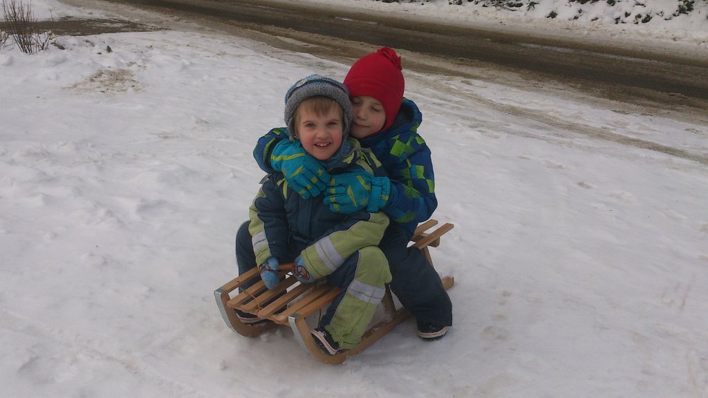 2015-01-30_11-54_DSC_0264.jpg - Wojtek uczy Adasia jeździć na sankach