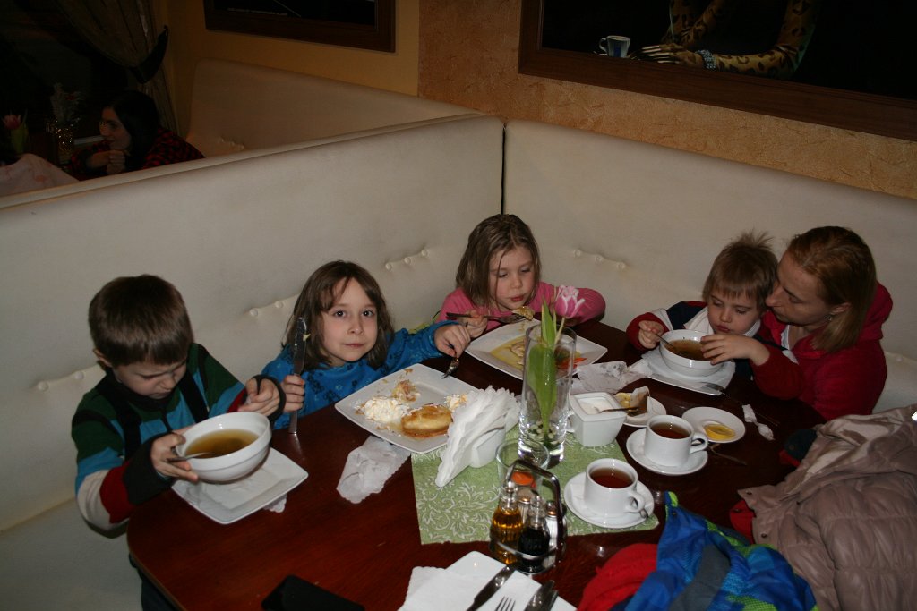 IMG_1982.JPG - Po dniu na stoku - wszyscy głodni