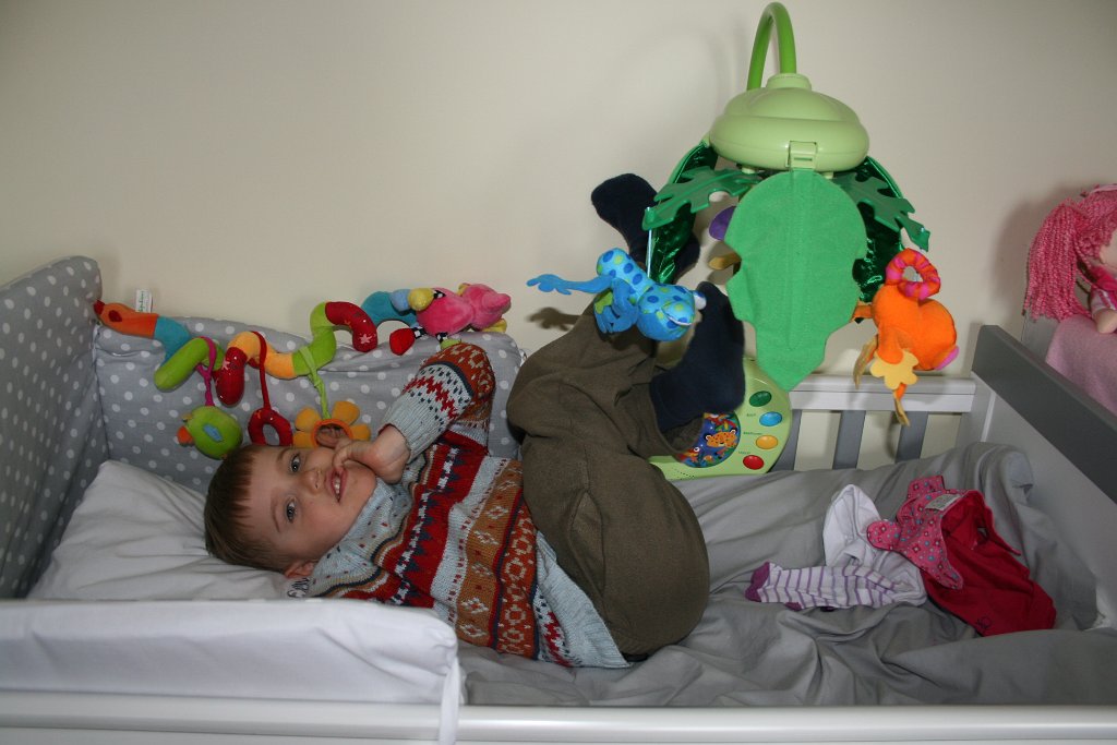 IMG_2719.JPG - Adaś sprawdza, czy łóżeczko wygodne