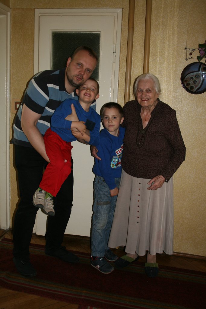 IMG_8178.JPG - Prababcia z wnuczkiem i prawnukami