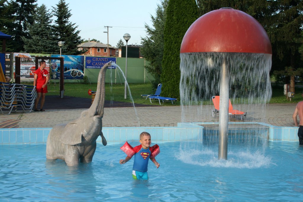 IMG_9786.JPG - Mama! Ten słoń na mnie pryska!