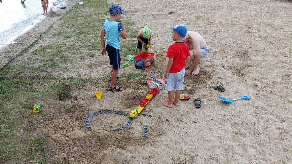 20160731_122131.jpg - Nie ma to jak kolejka na plaży.