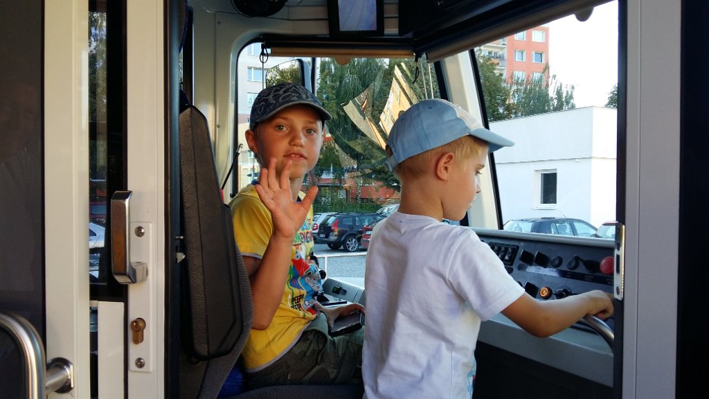 20160825_173649.jpg - Miły pan motorniczy pozwolił się pobawić :)