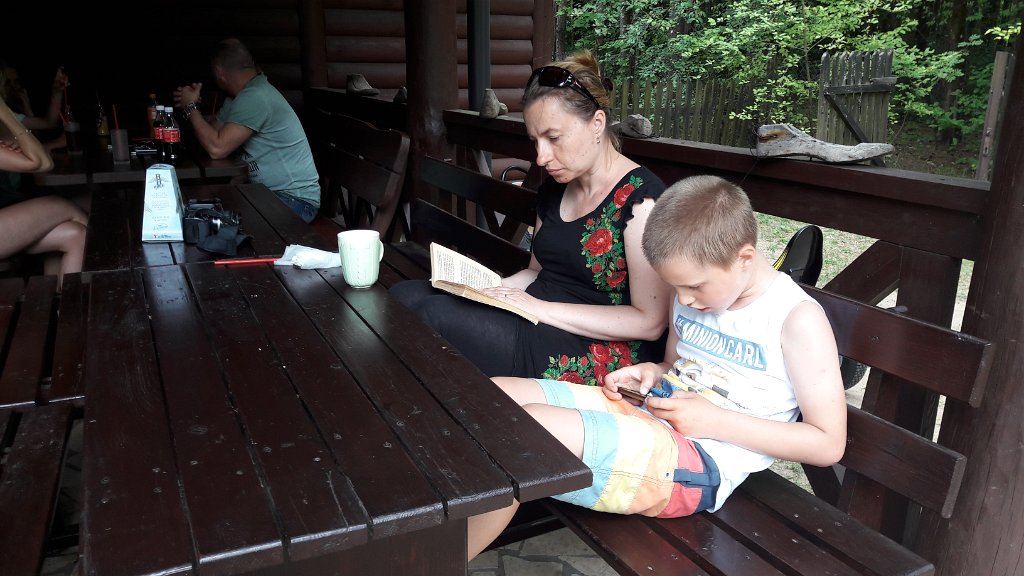 20170723_154036.jpg - W karczmie Starożyn każdy ma swoje zajęcia :)