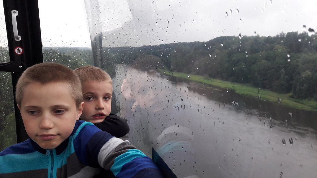 20170726_171116.jpg - Nad Niemnem. Ściślej - w kolejce linowej w Druskiennikach.